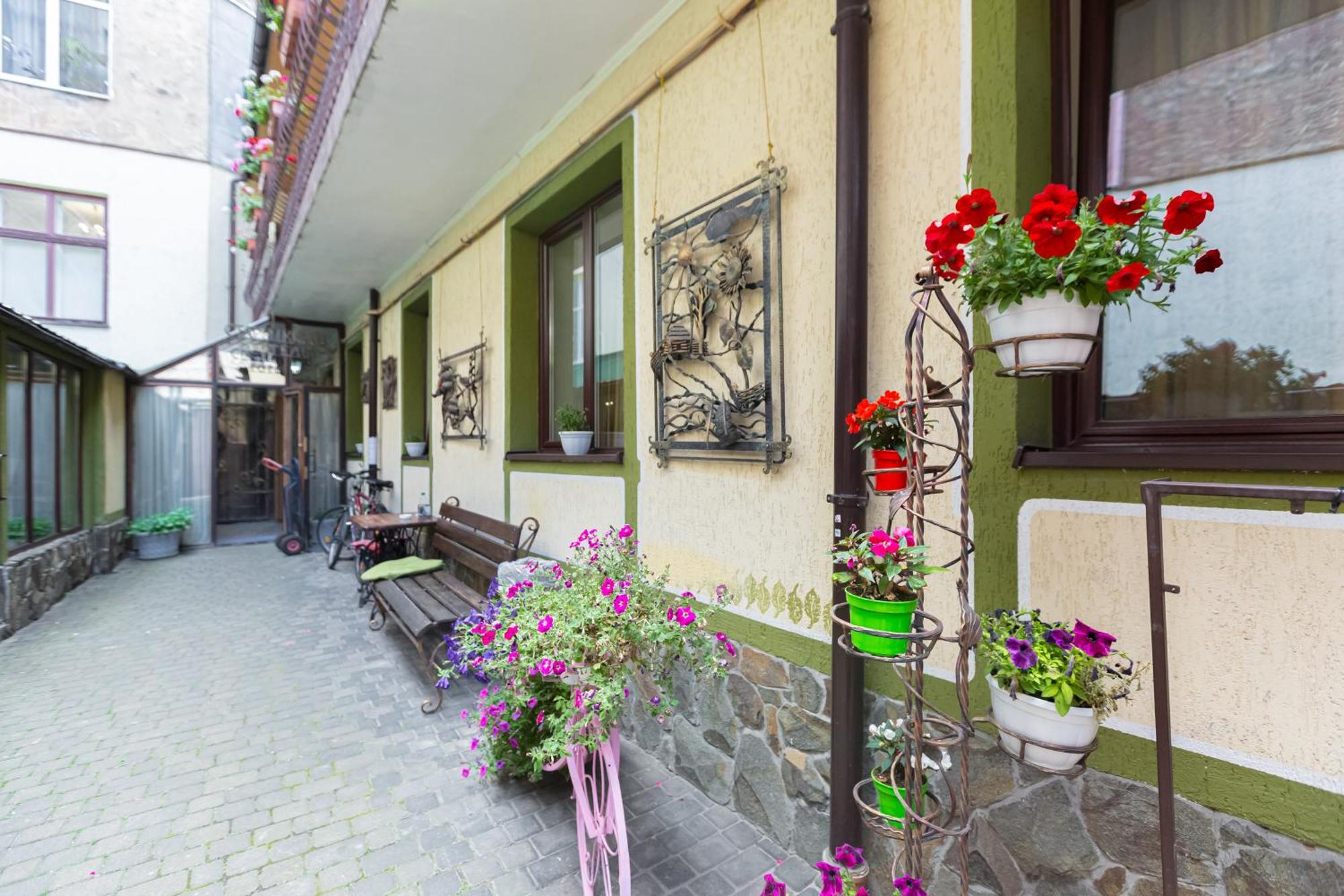 Hotel Staryi Krakiv Lwów Zewnętrze zdjęcie