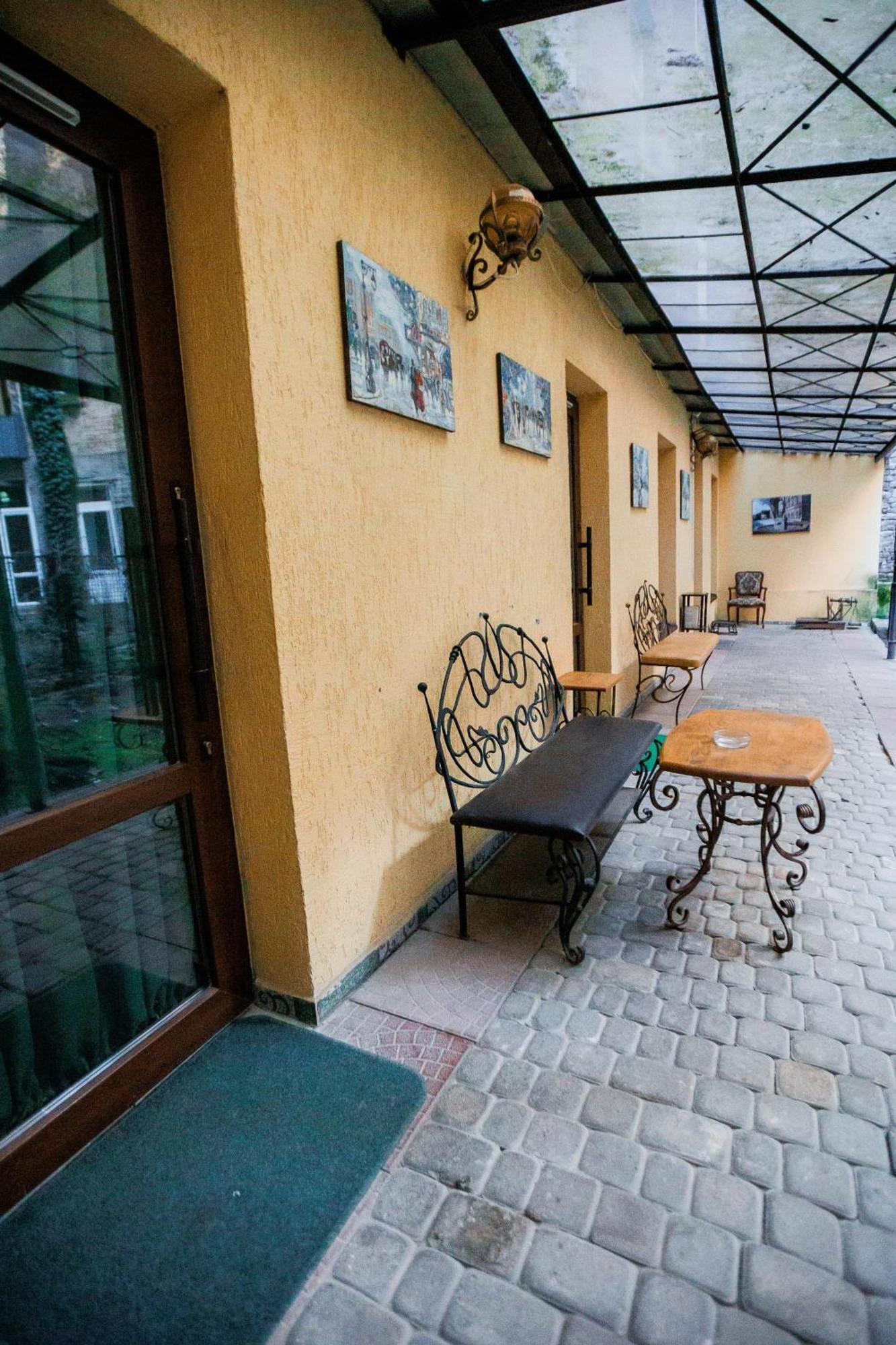 Hotel Staryi Krakiv Lwów Zewnętrze zdjęcie