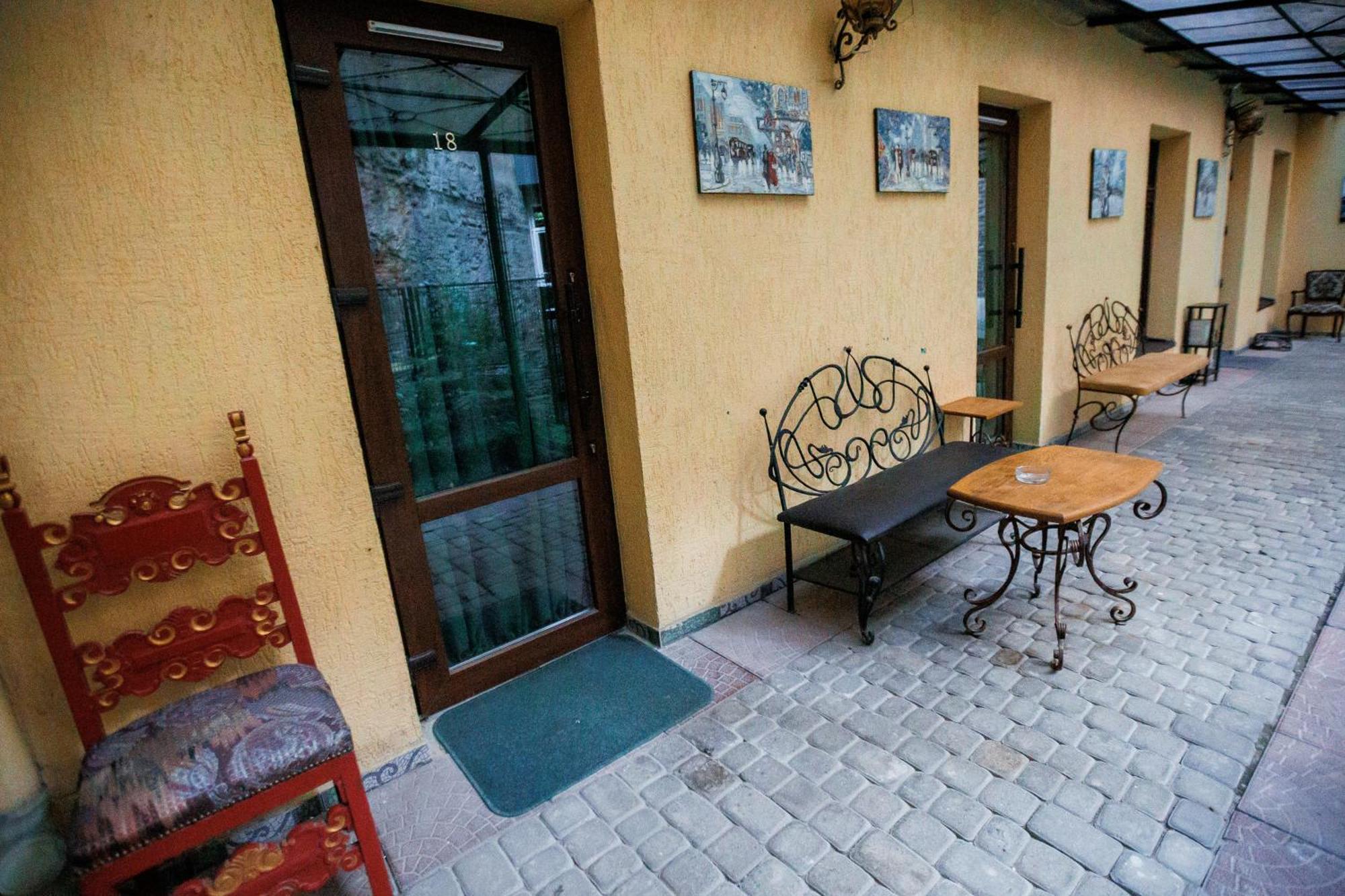 Hotel Staryi Krakiv Lwów Zewnętrze zdjęcie